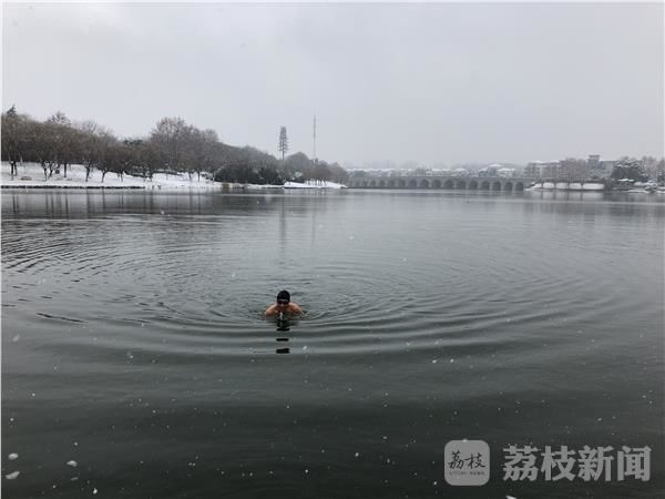 零下一度里的瑜伽冰美人 雪地温泉摆起“一字马”（视频）(图1)