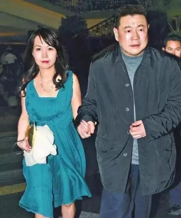 半岛体育吕丽君：交好李嘉诚儿媳和教练合体练瑜伽日子过得比甘比自在(图3)